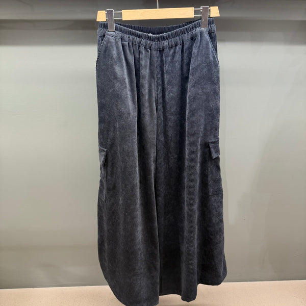 PANTALONE CON TASCHE