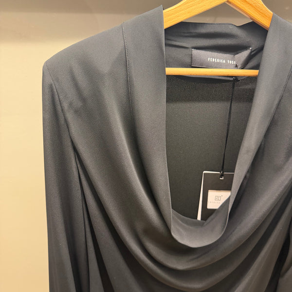BLUSA CON SCOLLO PROFONDO DRAPPEGGIATO